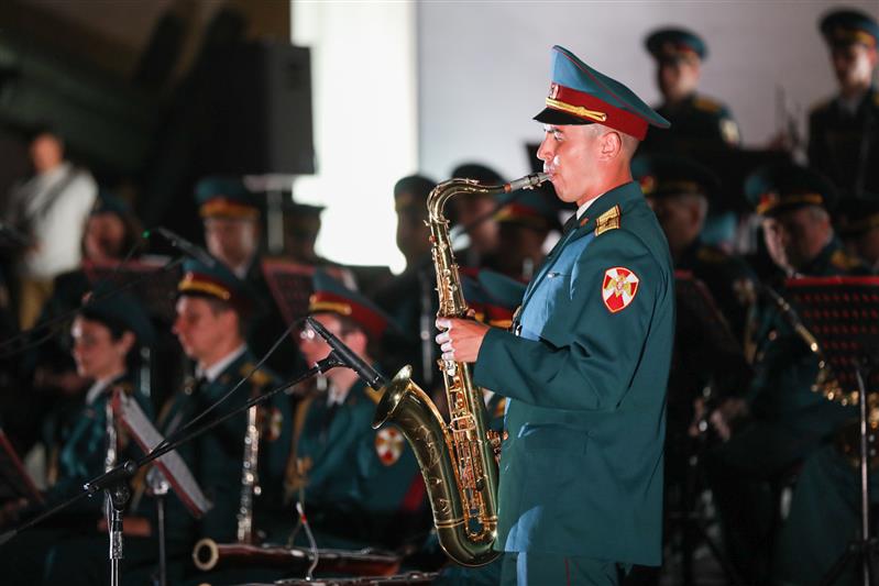 Сотрудники и военнослужащие Росгвардии зажгли свечи памяти у Вечного огня Музея Победы