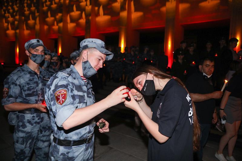 Сотрудники и военнослужащие Росгвардии зажгли свечи памяти у Вечного огня Музея Победы