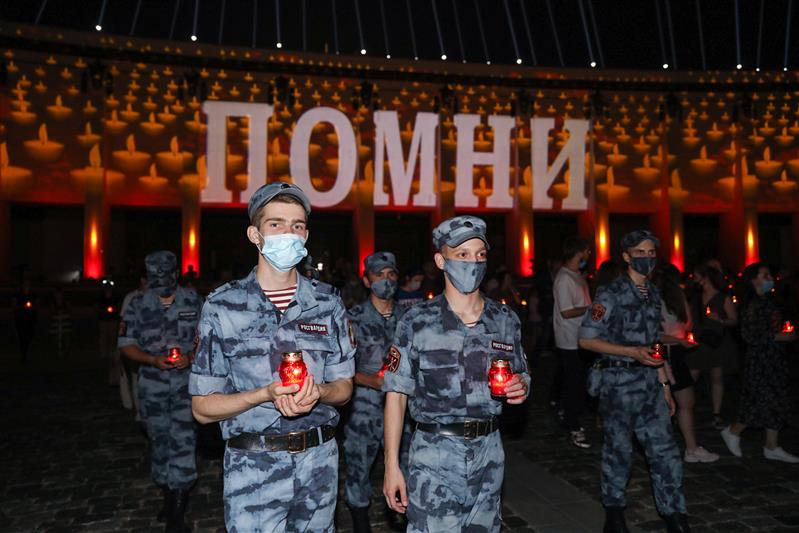 Сотрудники и военнослужащие Росгвардии зажгли свечи памяти у Вечного огня Музея Победы