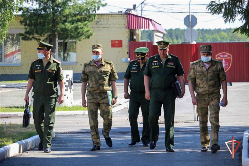 Военный прокурор Центрального военного округа ответил на вопросы военнослужащих калиновского соединения Росгвардии 