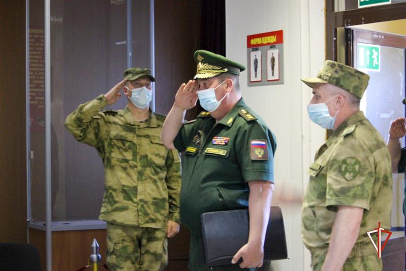 Военный прокурор Центрального военного округа ответил на вопросы военнослужащих калиновского соединения Росгвардии 