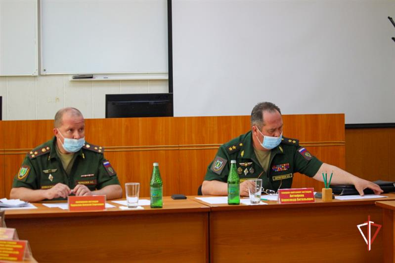 Военный прокурор Центрального военного округа ответил на вопросы военнослужащих калиновского соединения Росгвардии 