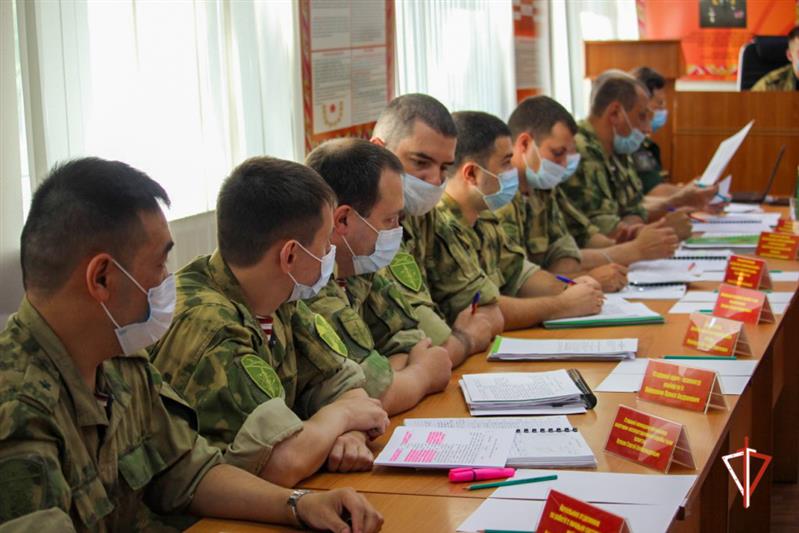 Военный прокурор Центрального военного округа ответил на вопросы военнослужащих калиновского соединения Росгвардии 