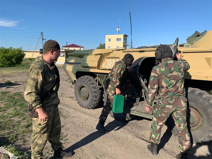 В омском учебном центре Росгвардии завершился курс профессиональной подготовки водителей и наводчиков БТР