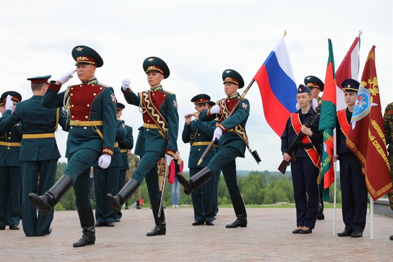Военнослужащие дивизии Дзержинского приняли участие в праздничных мероприятиях, приуроченных ко Дню России 