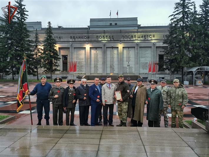 В День памяти и скорби ветераны Росгвардии преодолели многокилометровый заплыв на лодках по Байкалу от Иркутска до Байкальска