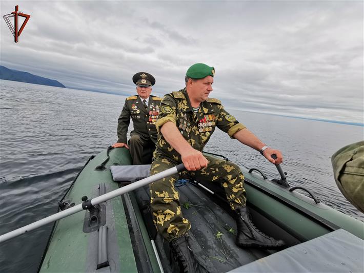В День памяти и скорби ветераны Росгвардии преодолели многокилометровый заплыв на лодках по Байкалу от Иркутска до Байкальска
