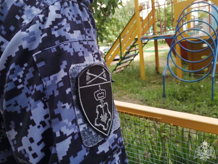 Сотрудники Росгвардии оказали доврачебную помощь 7-летней саратовчанке, получившей травму во время игры на улице
