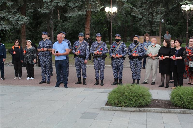 Военнослужащие и сотрудники Северо-Кавказского округа Росгвардии принимают участие во всероссийской акции "Свеча памяти"