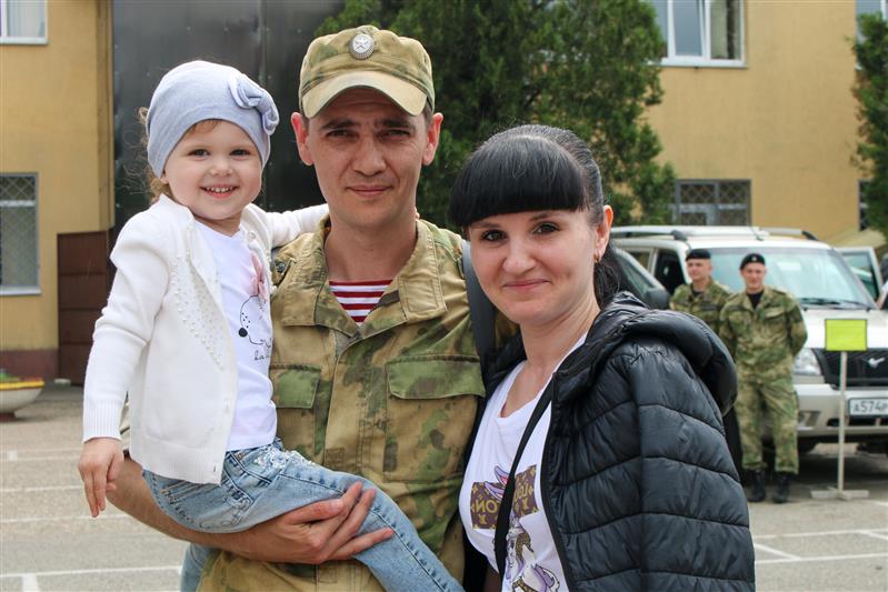 Военнослужащие и сотрудники Северо-Кавказского округа Росгвардии принимают участие во всероссийской акции "Свеча памяти"