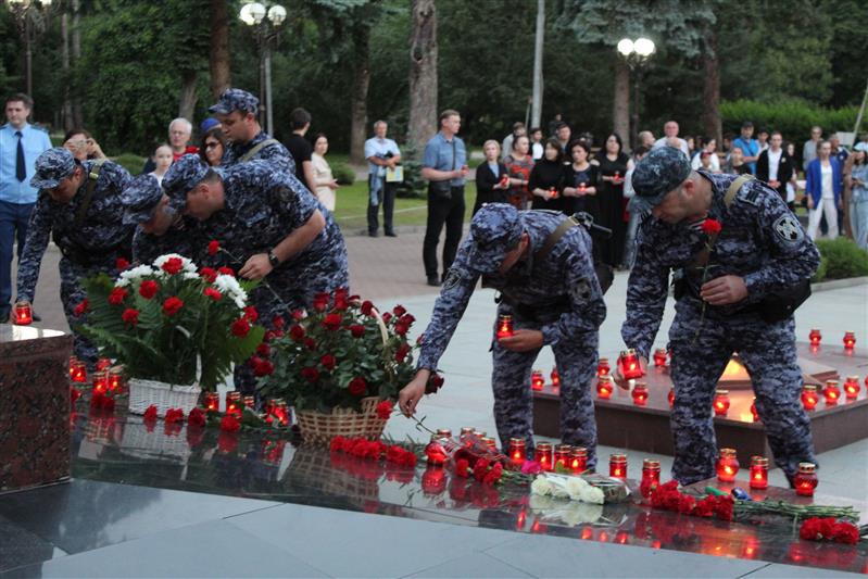 Военнослужащие и сотрудники Северо-Кавказского округа Росгвардии принимают участие во всероссийской акции "Свеча памяти"