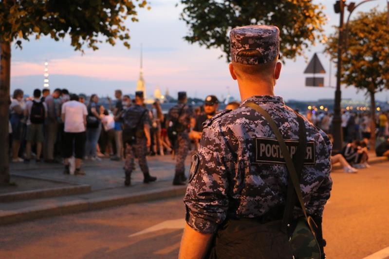 Росгвардейцы приняли участие в обеспечении правопорядка на Всероссийском празднике выпускников «Алые паруса»