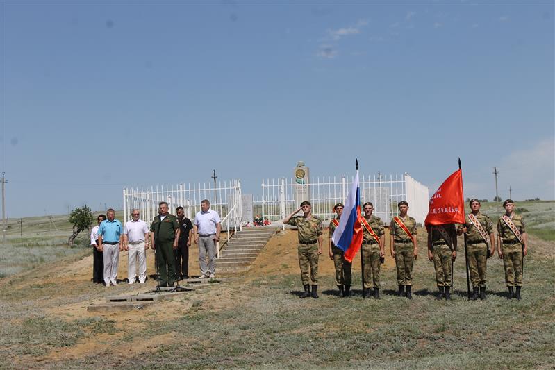 Военнослужащие Росгвардии перезахоронили останки советских воинов под Волгоградом