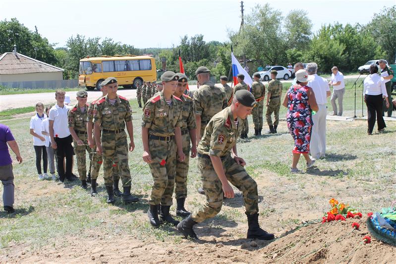 Военнослужащие Росгвардии перезахоронили останки советских воинов под Волгоградом