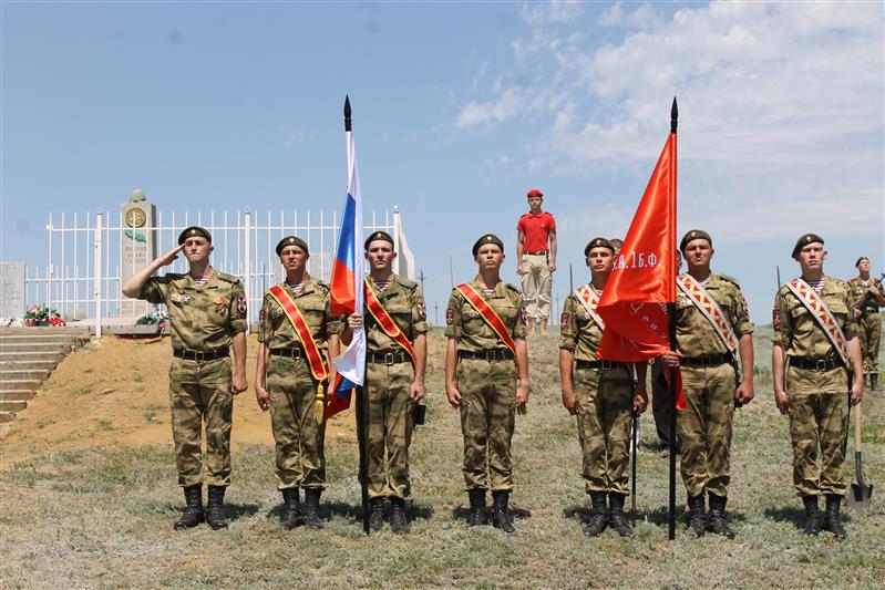 Военнослужащие Росгвардии перезахоронили останки советских воинов под Волгоградом
