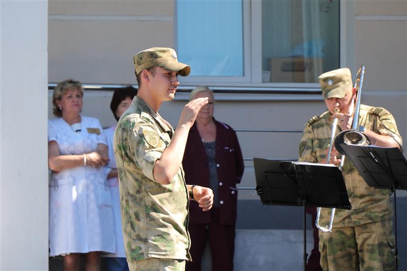 В Калуге военнослужащие Росгвардии поздравили медицинских работников с профессиональным праздником