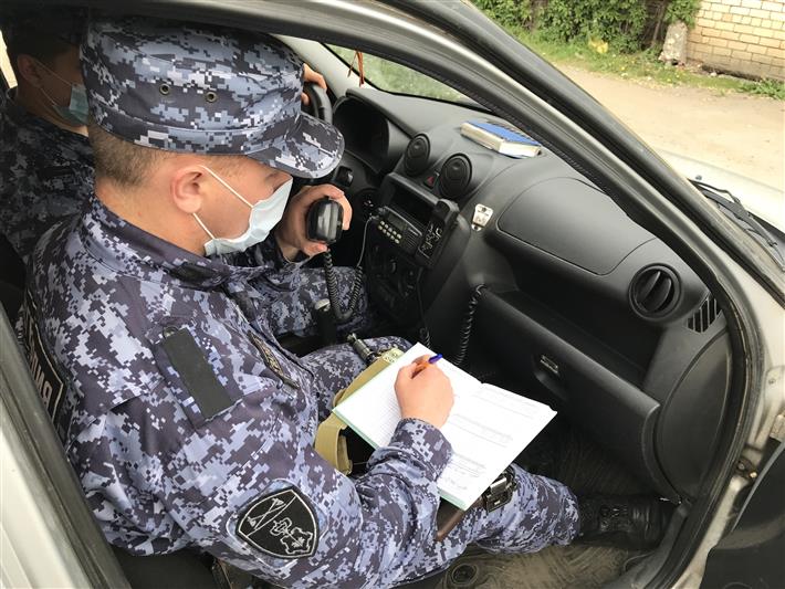 В Саратове сотрудники Росгвардии вернули родственникам потерявшегося 3-летнего мальчика