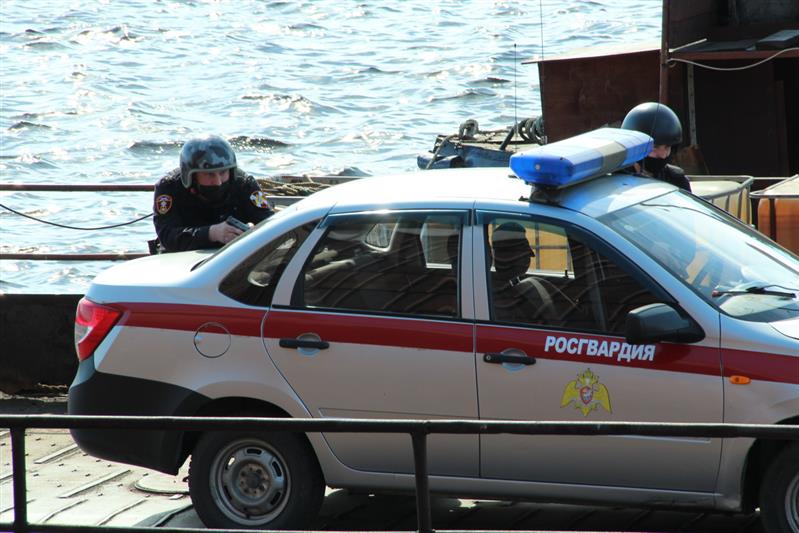 Противодиверсионную защиту арктических объектов отработали росгвардейцы в порту Мурманска