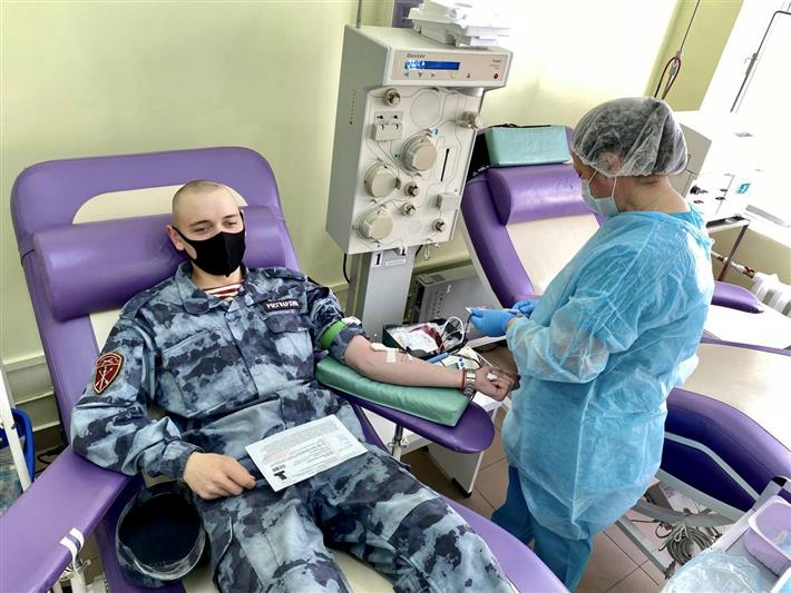 В Калининграде сотрудники и военнослужащие Росгвардии приняли участие в донорской акции «Чужих детей не бывает!»