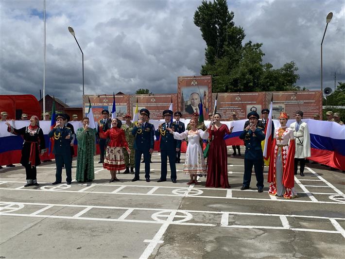Военнослужащие и сотрудники Росгвардии приняли участие в литературно-музыкальной композиции «С праздником, страна!» 