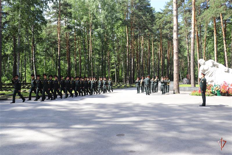 Военнослужащие Новосибирского военного института Росгвардии почтили память первого начальника учебного заведения 