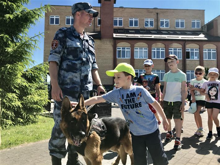 Кинологи Росгвардии провели тематическое мероприятие для калининградских школьников