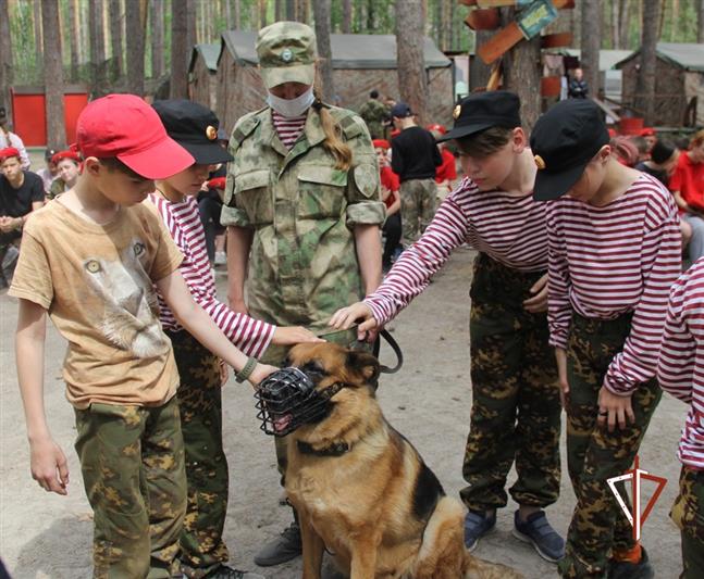 Бойцы ОМОН и кинологи Росгвардии провели тематические мероприятия для кадетов и  допризывной молодёжи в Тюмени