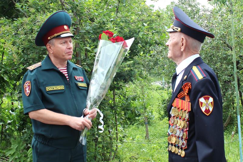 В Ростове росгвардейцы поздравили ветерана Великой Отечественной войны с 96-летием (фото, видео)