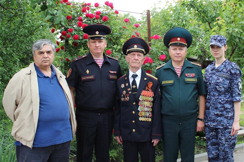 В Ростове росгвардейцы поздравили ветерана Великой Отечественной войны с 96-летием (фото, видео)