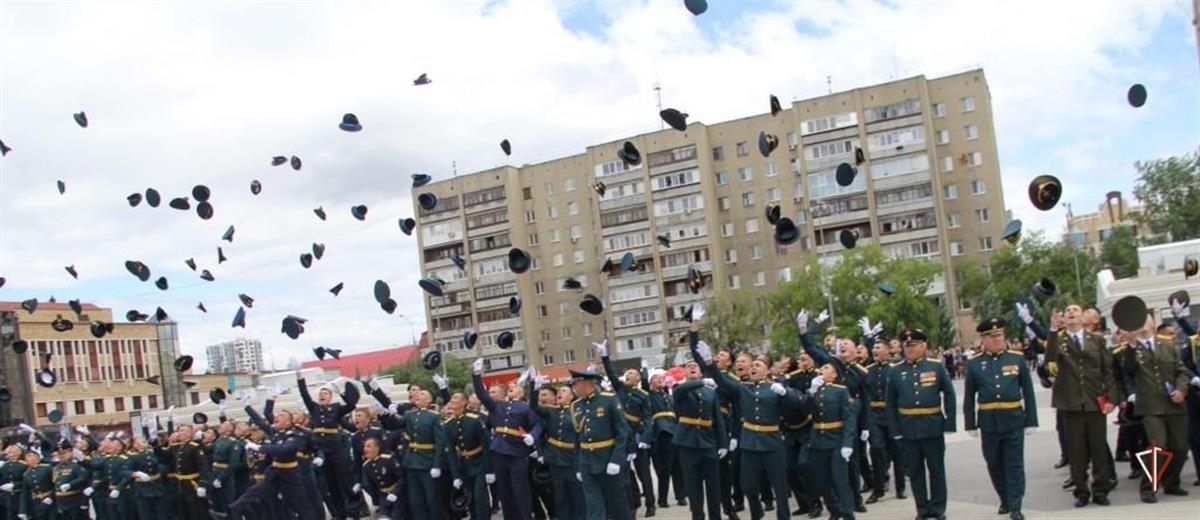 Представители Росгвардии вручили дипломы офицерам-выпускникам Тюменского военно-инженерного училища