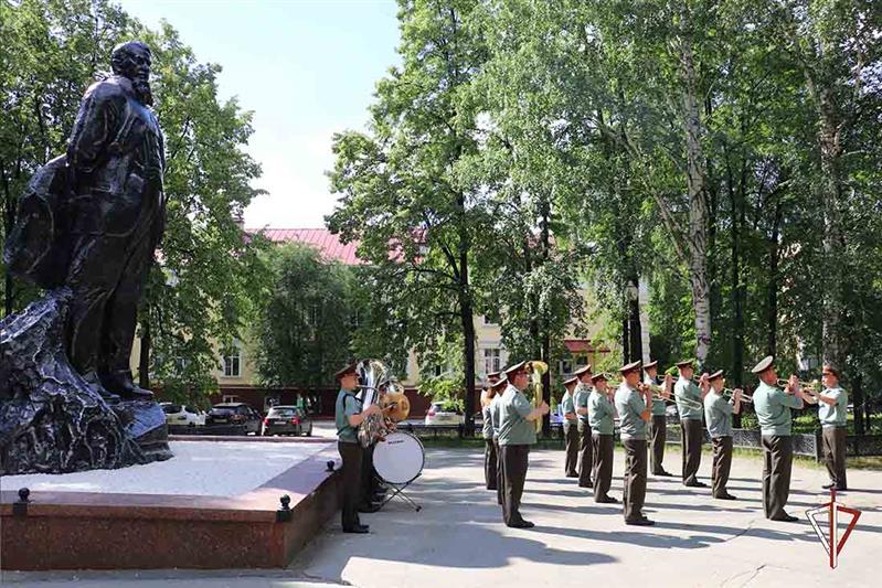 В Озерске военный оркестр соединения Росгвардии поздравил горожан с Днем города и годовщиной градообразующего предприятия