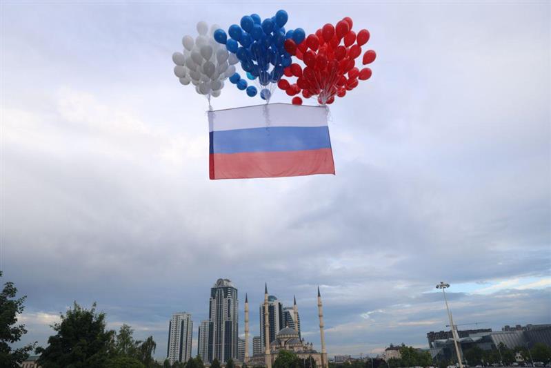  В Грозном росгвардейцы провели флэшмоб ко Дню России