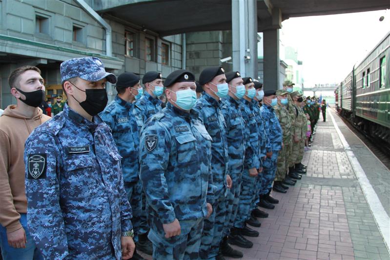 В Новосибирске сотрудники и военнослужащие Росгвардии приняли участие в военно-патриотической акции 
