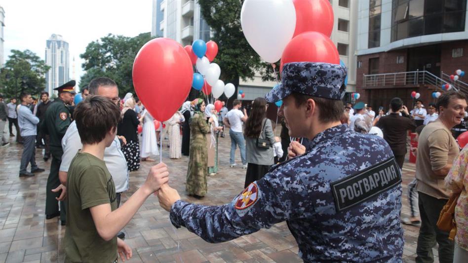  В Грозном росгвардейцы провели флэшмоб ко Дню России