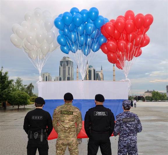  В Грозном росгвардейцы провели флэшмоб ко Дню России