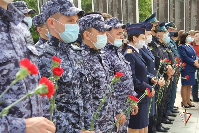 На Урале в День памяти и скорби росгвардейцы почтили память погибших в Великой Отечественной войне 