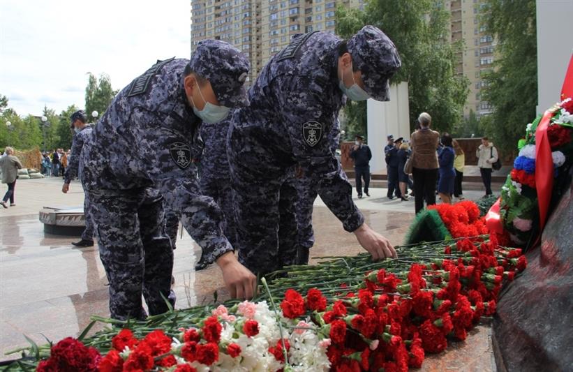 На Урале в День памяти и скорби росгвардейцы почтили память погибших в Великой Отечественной войне 