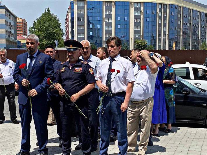 Заместитель начальника чеченского управления Росгвардии почтил память студентов и преподавателей грозненского университета, участвовавших в Великой Отечественной войне 
