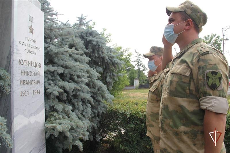 В Тюмени в День партизан и подпольщиков росгвардейцы возложили цветы к мемориалам героев