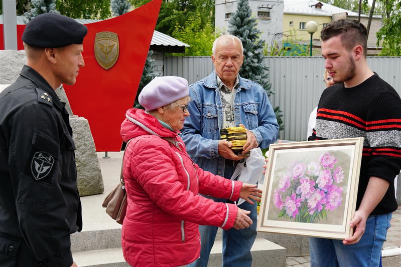 В Кирове дети высадили цветы к мемориалу погибшим сотрудникам ОМОН