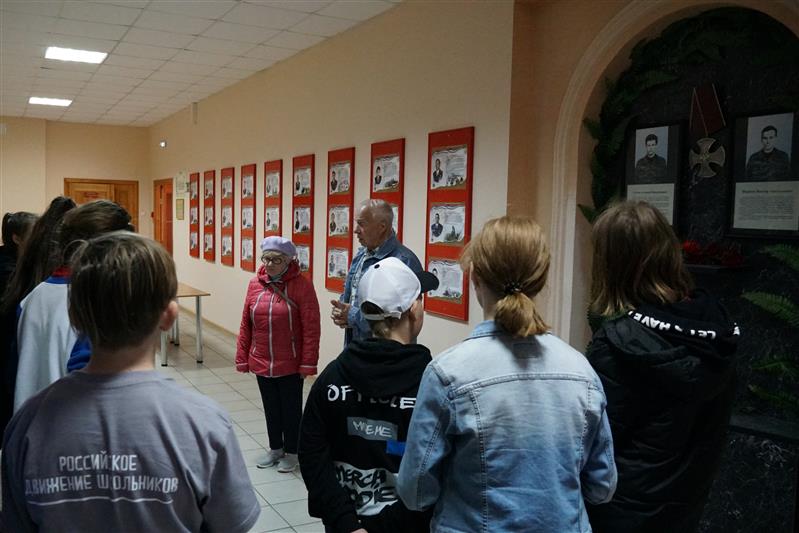 В Кирове дети высадили цветы к мемориалу погибшим сотрудникам ОМОН