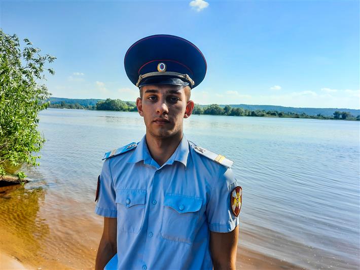 Росгвардеец спас десятерых пассажиров опрокинувшейся лодки на Волге