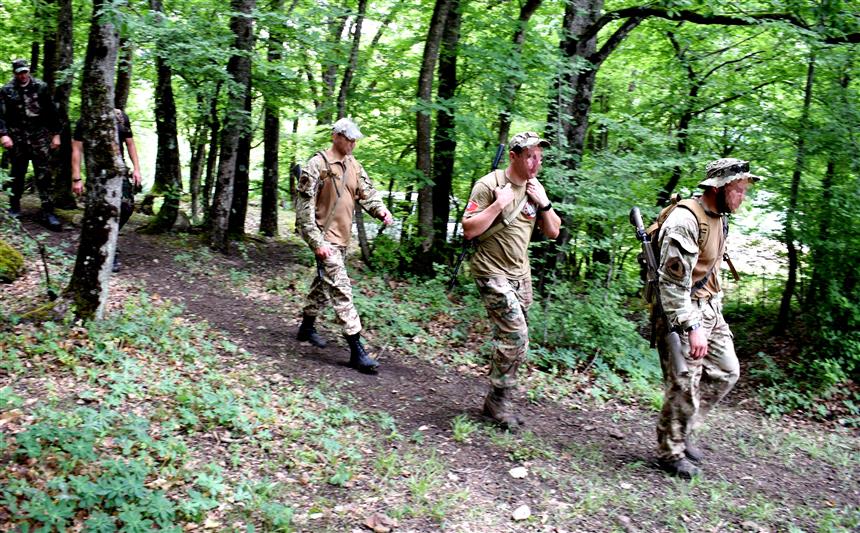 Сотрудники крымских СОБР и ОМОН Росгвардии отработали профессиональные навыки в ходе 50-километрового марш-броска