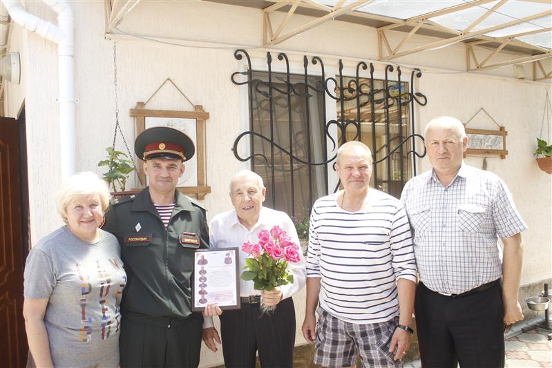 Симферопольские росгвардейцы поздравили ветерана Великой Отечественной войны с 97-летием
