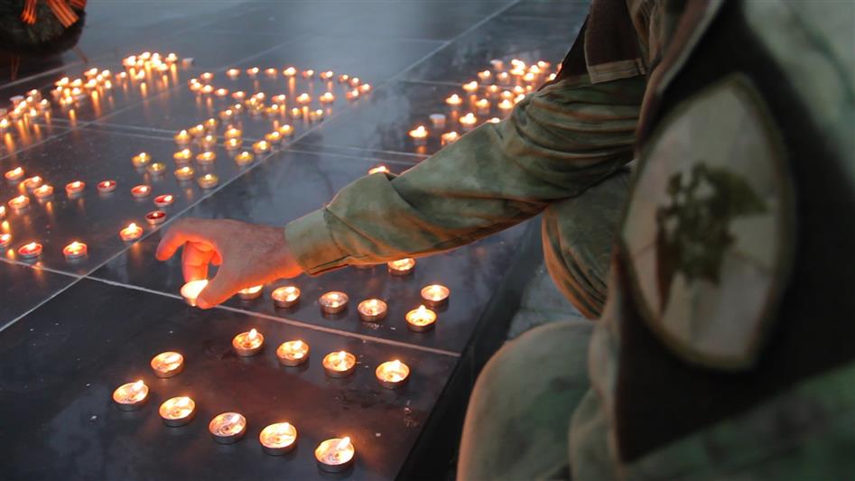 Военнослужащие и сотрудники Северо-Кавказского округа Росгвардии принимают участие во всероссийской акции "Свеча памяти"