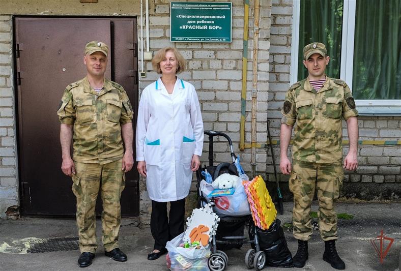 Росгвардейцы поучаствовали в благоустройстве территории подшефного детского дома в Смоленске