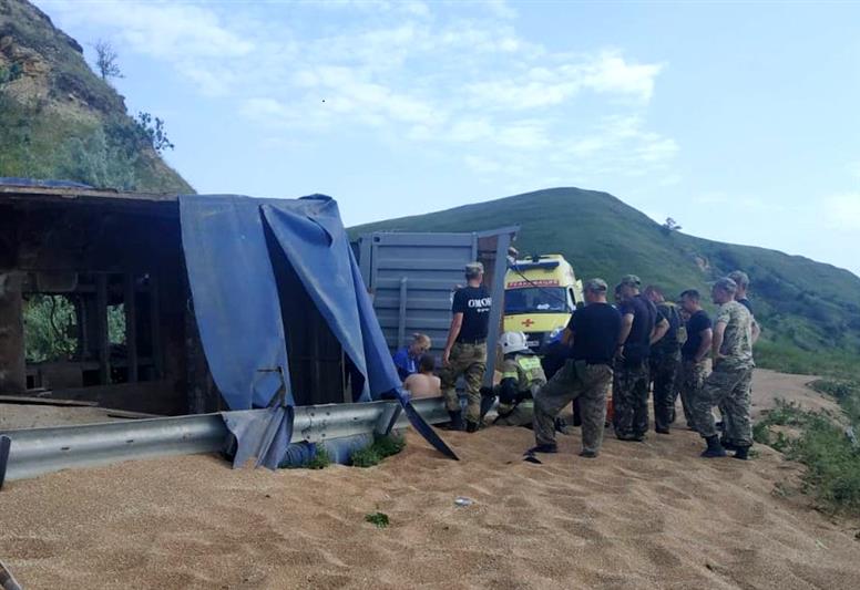 В Крыму росгвардейцы первыми пришли на помощь водителю опрокинувшейся фуры