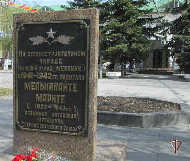 В Тюмени в День партизан и подпольщиков росгвардейцы возложили цветы к мемориалам героев