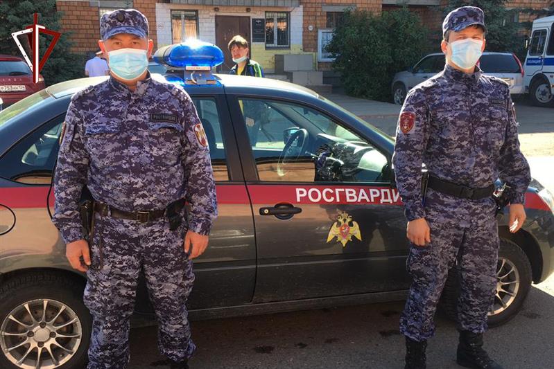 В Красноярском крае сотрудники Росгвардии оказали помощь мужчине, у которого случился приступ эпилепсии