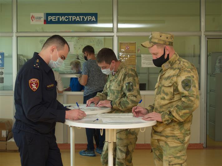 В преддверии Международного дня защиты детей московские росгвардейцы навестили маленьких пациентов центра имени Бакулева  